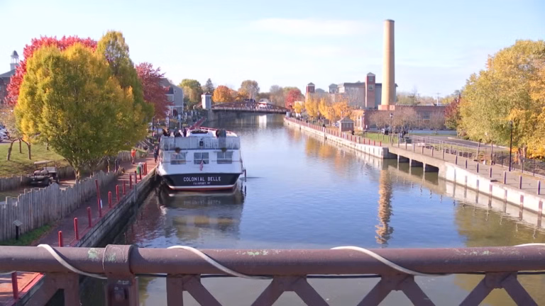 Colonial Belle cruising along the Erie Canal