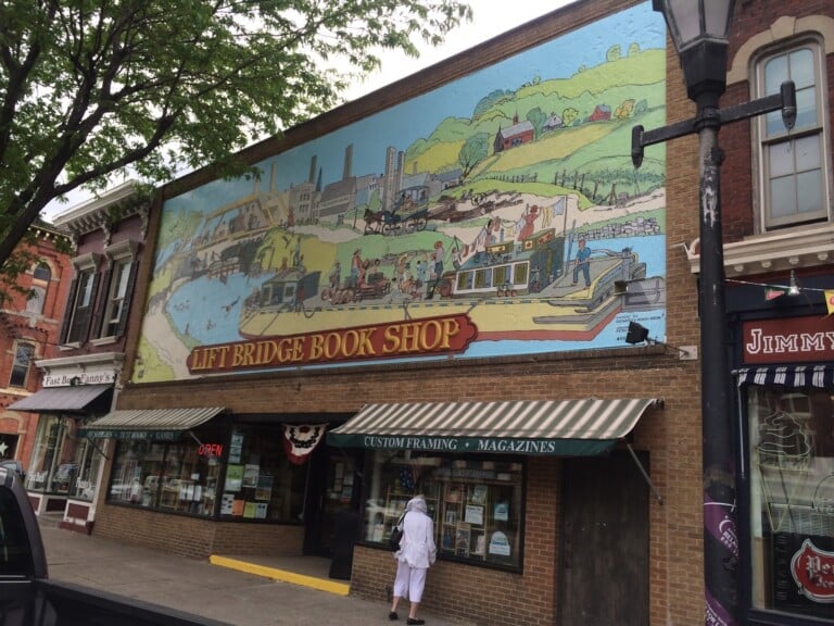 Exterior of Lift Bridge Book Shop